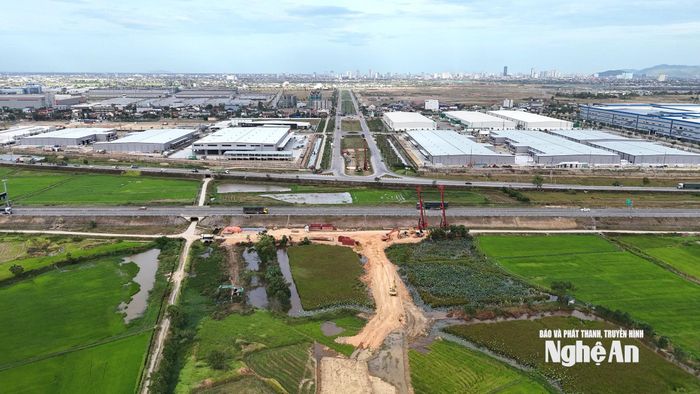 Km 0+000 Đường bộ cao tốc Vinh - Thanh Thủy tiếp nối từ đường 72m thuộc địa bàn xã Hưng Nguyên. Ảnh: Nguyễn Toàn