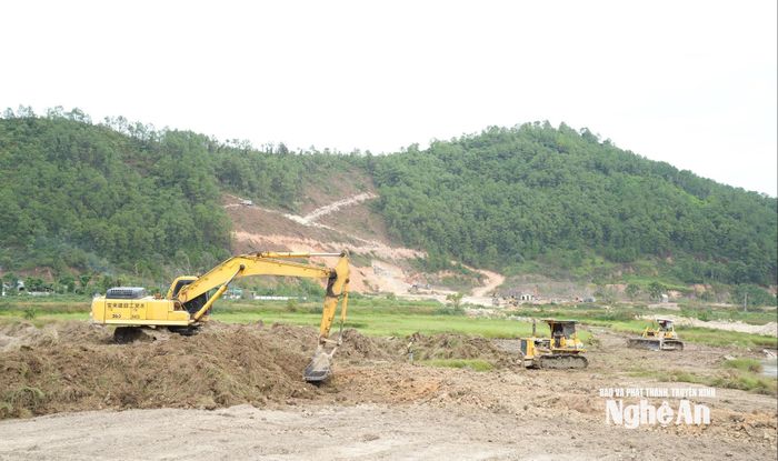 Mở đường công vụ thi công hầm Đại Huệ. Ảnh: Nguyễn Toàn
