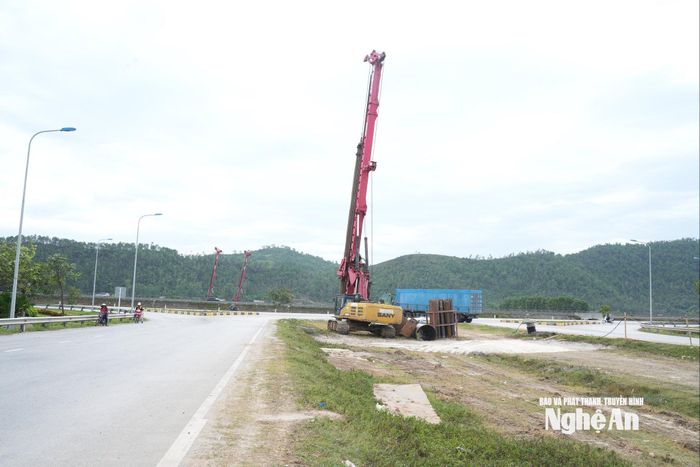 Máy khoan cọc nhồi đã được đưa vào các vị trí đầu tuyến trên đường 72m. Ảnh: Nguyễn Toàn