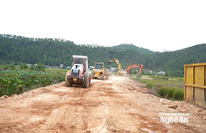 Các phương tiện đắp đường công vụ thi công cọc khoan nhồi cầu Đại Huệ. Ảnh: Nguyễn Toàn