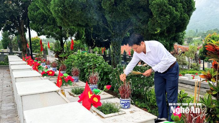 Mỗi nén hương được thắp lên là sự tri ân đối với những người đã ngã xuống.