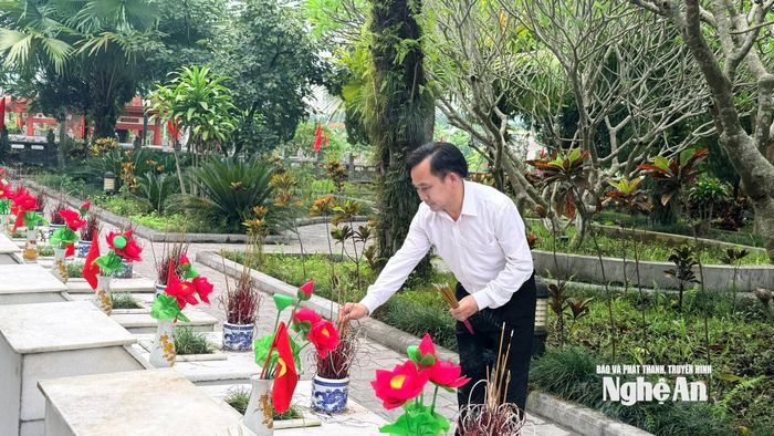 Đồng chí Ngô Đình Viện - Phó Bí thư Đảng ủy các cơ quan Đảng tỉnh Nghệ An dâng hương lên phần mộ các Anh hùng liệt sĩ.