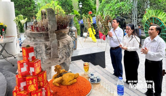 Lãnh đạo Đảng ủy các cơ quan Đảng tỉnh Nghệ An và Tuyên Quang dâng hương tưởng niệm các Anh hùng liệt sĩ.