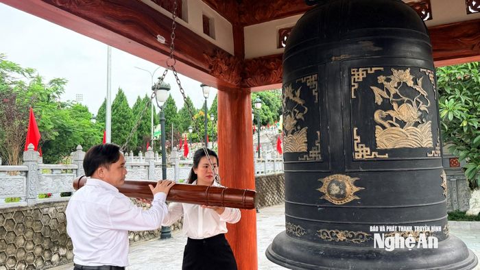 Các đại biểu thỉnh chuông tưởng niệm các Anh hùng liệt sĩ.