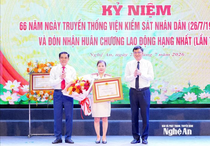 Thừa ủy quyền, Phó Bí thư Thường trực Tỉnh ủy, Chủ tịch HĐND tỉnh Hoàng Nghĩa Hiếu trao Huân chương Lao động hạng Nhì; Phó Bí thư Tỉnh ủy, Chủ tịch UBND tỉnh Võ Trọng Hải tặng hoa chúc mừng Phó Viện trưởng Viện Kiểm sát nhân dân tỉnh Dương Thị Liên. Ảnh: Phạm Bằng