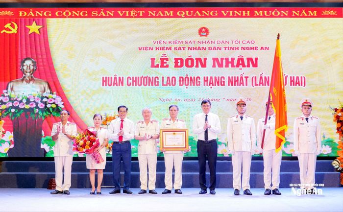 Thừa ủy quyền, Phó Bí thư Thường trực Tỉnh ủy, Chủ tịch HĐND tỉnh Hoàng Nghĩa Hiếu trao Huân chương Lao động hạng Nhất; Phó Bí thư Tỉnh ủy, Chủ tịch UBND tỉnh Võ Trọng Hải tặng hoa chúc mừng Viện Kiểm sát nhân dân tỉnh. Ảnh: Phạm Bằng