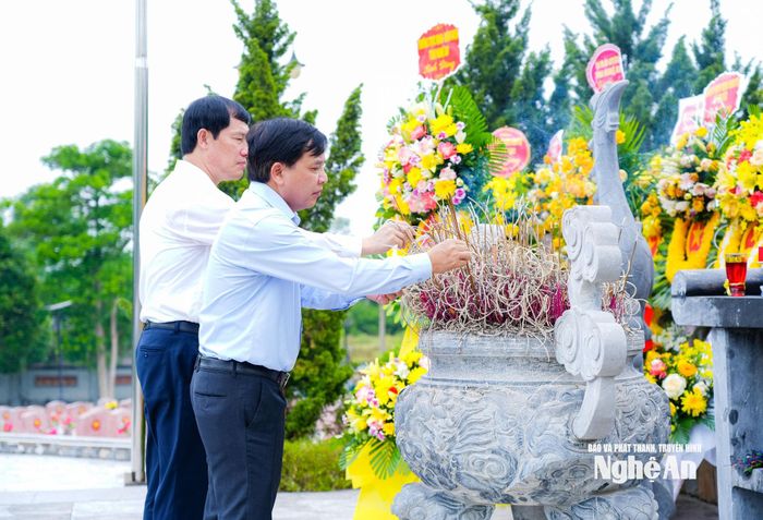 Các đại biểu thắp hương tưởng niệm các Anh hùng liệt sĩ. Ảnh: TL