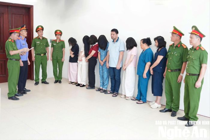 Cơ quan Cảnh sát điều tra Công an tỉnh Nghệ An đọc lệnh khởi tố vụ án, khởi tố 10 bị can về tội “Lừa dối khách hàng”. Ảnh: Phạm Thủy