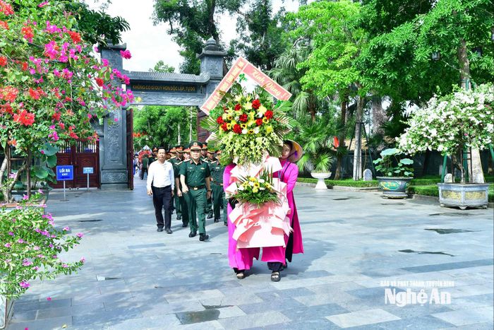 Đoàn đại biểu Đảng ủy, Bộ CHQS tỉnh Nghệ An dâng hoa tại Khu di tích Quốc gia đặc biệt Kim Liên. Ảnh: Hoàng Anh