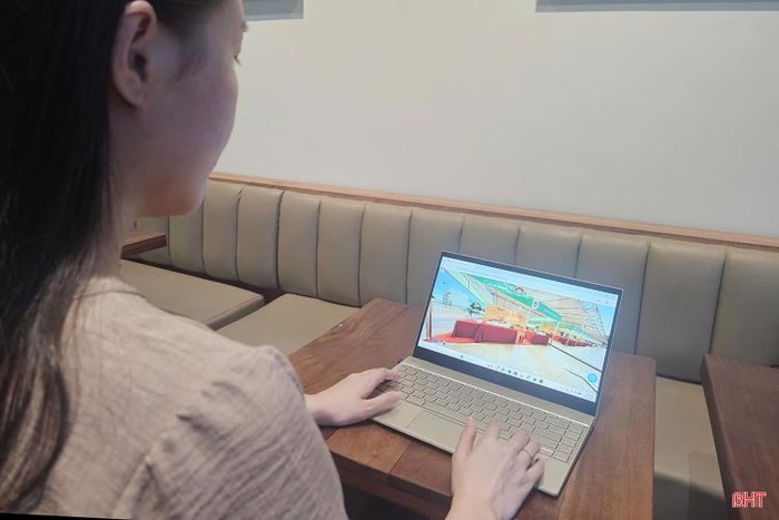 Khách hàng có thể tham quan các gian hàng, xem sản phẩm, nghe thuyết minh bằng âm thanh như có hướng dẫn viên đồng hành và kết nối trực tiếp với các đơn vị để mua bán, giao dịch.