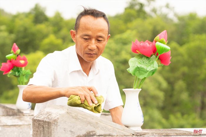 Ông Hải cẩn thận chăm sóc từng phần mộ tại Nghĩa trang Liệt sĩ Nầm.