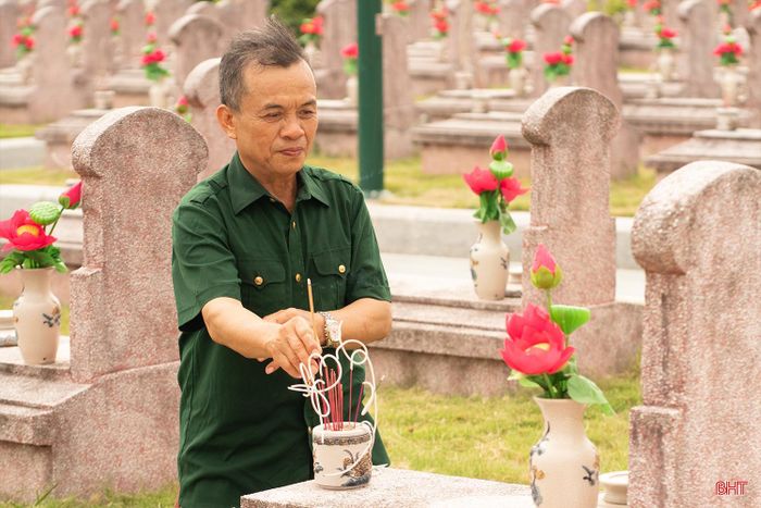 Ông Hoàng Văn Dũng (xã Cổ Đạm) dâng hương tưởng niệm các anh hùng liệt sĩ tại Nghĩa trang Liệt sĩ Núi Nài.