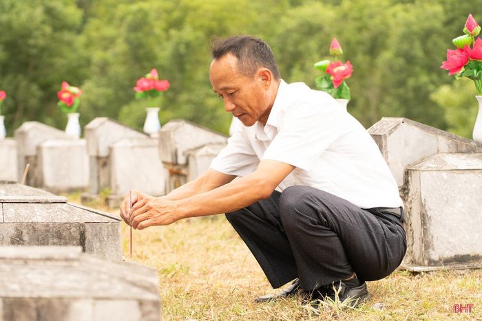 Gần 8 năm nay, ông Hải dành phần lớn thời gian làm việc tại Nghĩa trang Liệt sĩ Nầm.