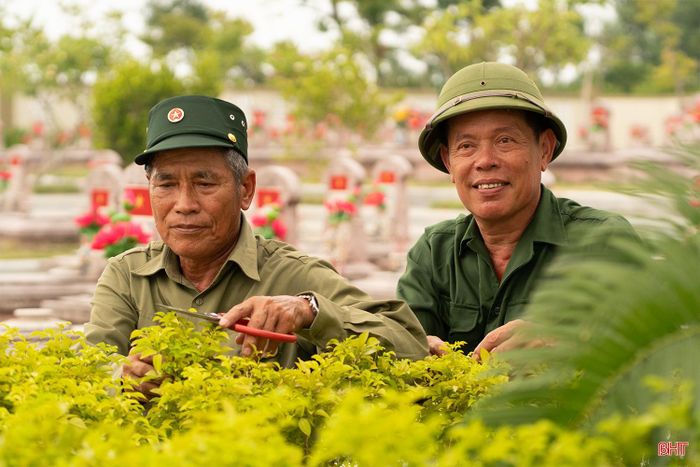 Ông Lê Đăng Minh (bên phải) tiếp nối tâm nguyện của cha, gắn bó với công việc quản trang tại Nghĩa trang Liệt sĩ Núi Nài.