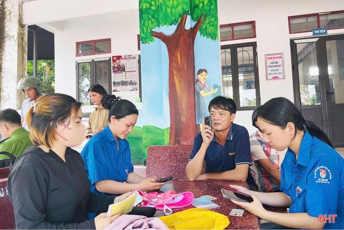 Đội thanh niên xung kích tình nguyện xã Cẩm Duệ hỗ trợ người dân kích hoạt tài khoản định danh điện tử VNeID mức 2.