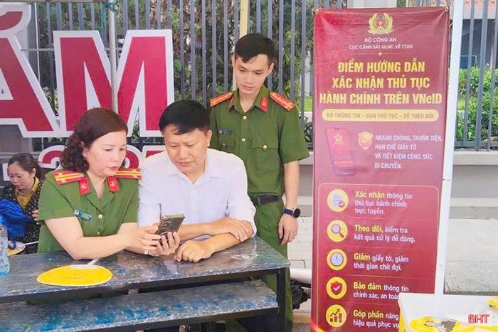 Cán bộ Phòng Cảnh sát quản lý hành chính về trật tự xã hội (Công an tỉnh) hướng dẫn công dân kích hoạt tài khoản định danh điện tử.
