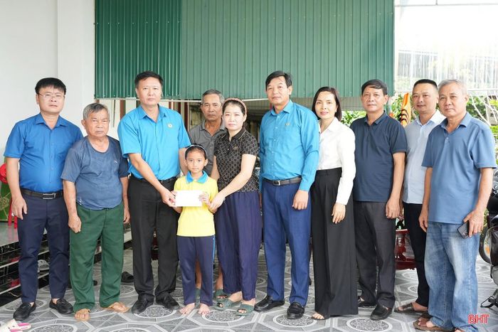 Hoạt động tặng quà, đỡ đầu con em người lao động hoàn cảnh khó khăn được các cấp công đoàn đặc biệt quan tâm triển khai trong dịp này. Hiện nay, các cấp công đoàn toàn tỉnh đang huy động nguồn lực đỡ đầu 57 cháu theo hình thức trao hỗ trợ hằng tháng, tặng sổ tiết kiệm và đồng hành trong cuộc sống, học tập.