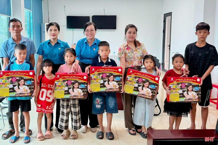 Lãnh đạo Liên đoàn Lao động tỉnh trao tặng 100 bộ bút chấm đọc Tiếng Anh với tổng trị giá hơn 200 triệu đồng cho con đoàn viên, lao động hoàn cảnh khó khăn. Đây là những phần quà do Tổng Liên đoàn Lao động Việt Nam hỗ trợ, nhằm góp phần giúp các em có thêm phương tiện học tập hiện đại, nâng cao trình độ ngoại ngữ.