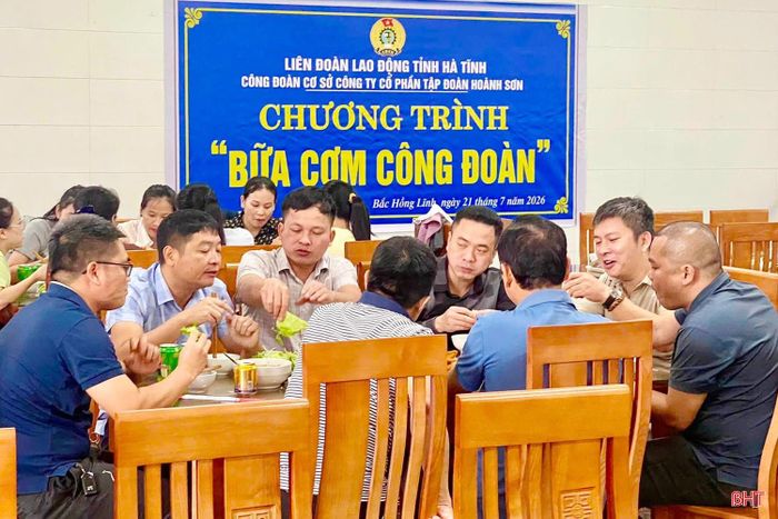 Chương trình "Bữa cơm công đoàn" cũng được các công đoàn cơ sở tổ chức, gắn với bữa ăn ca hoặc ăn trưa hằng ngày phù hợp với điều kiện của từng đơn vị; đảm bảo chất lượng, an toàn vệ sinh thực phẩm. Kinh phí triển khai do công đoàn, người sử dụng lao động hỗ trợ và các nguồn xã hội hóa khác. Đây là hoạt động thiết thực, góp phần nâng cao nhận thức của đơn vị, doanh nghiệp về chất lượng bữa ăn ca; chăm lo, bảo vệ sức khỏe của người lao động.
