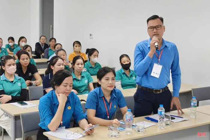 Điểm nhấn của chuỗi hoạt động chào mừng Ngày thành lập Công đoàn Việt Nam năm nay là chương trình "Tháng nghe đoàn viên, người lao động nói”. Theo đó, Liên đoàn Lao động tỉnh phối hợp các công đoàn cơ sở tuyên truyền, phổ biến những nội dung cơ bản của pháp luật về lao động, công đoàn; đồng thời, người lao động cũng trực tiếp trao đổi, phản ánh tâm tư, nguyện vọng, kiến nghị những vấn đề liên quan đến việc làm, thu nhập, điều kiện làm việc...