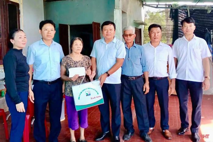  Cùng với các hoạt động chào mừng Ngày thành Lập Công đoàn Việt Nam, dịp này, nhiều công đoàn cơ sở cũng triển khai các phần việc hướng về Ngày Thương binh - Liệt sĩ 27/7 để tri ân các gia đình chính sách. Trong ảnh: Công đoàn cơ sở Công ty CP Môi trường và Công trình đô thị Hà Tĩnh tặng quà cho các gia đình chính sách ở xã Cẩm Xuyên. 