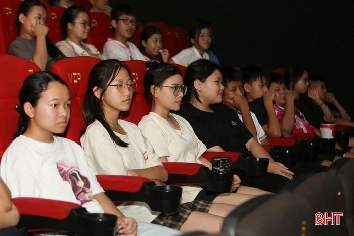 Tuần phim thu hút đông đảo các em học sinh đến xem.