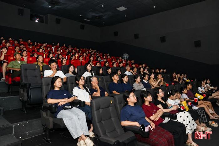 Đông đảo khán giả đến rạp CGV Vincom Hà Tĩnh trong ngày đầu tiên của Tuần phim kỷ niệm 79 năm Ngày Thương binh - Liệt sĩ.