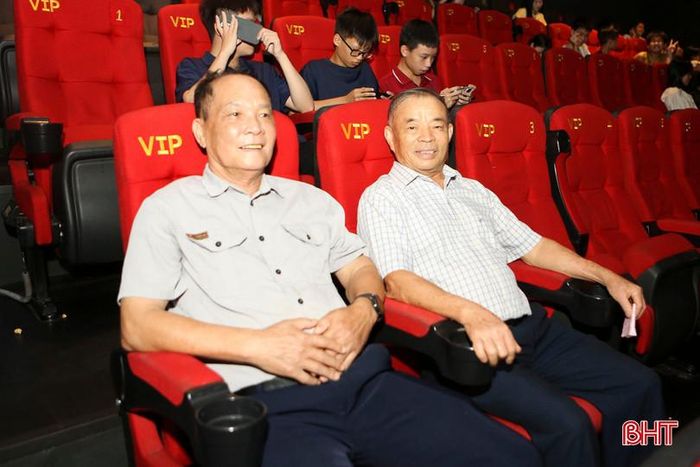 Cựu chiến binh Trương Đăng Đàn (bên phải) cùng bạn đến sớm để xem suất chiếu đầu tiên sáng 22/7.