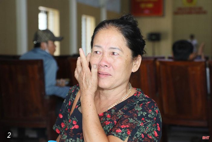  Ông Trần Đức Huê chia sẻ với phóng viên hành trình kiếm tìm phần mộ của anh trai là liệt sĩ (ảnh 1). Bà Trần Thị Châu (con gái liệt sĩ Trần Đức Kỉnh) không giấu nổi niềm xúc động khi kể về những cuộc kiếm tìm phần mộ người thân mà chưa có kết quả (ảnh 2). 