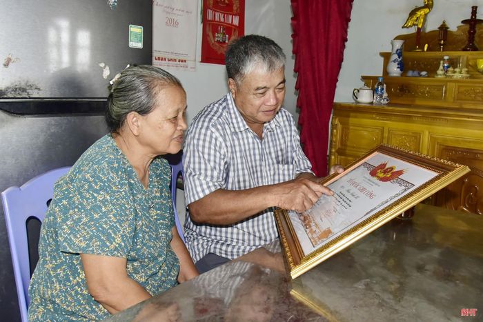 Gia đình ông Trần Hậu Du đón nhận tấm bằng Tổ quốc ghi công được cấp lại của liệt sĩ Phan Đình Hộ trong niềm xúc động khôn nguôi.