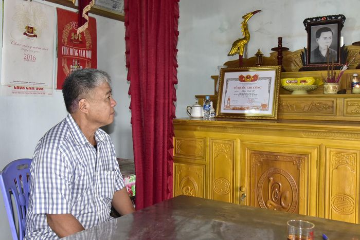 Trước di ảnh liệt sĩ, ông Du càng day dứt hơn khi phần mộ của người thân chưa được tìm thấy sau nhiều năm hy sinh.