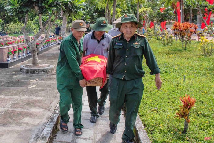Trở về sau chiến tranh, với nghĩa tình và trách nhiệm với đồng đội đã ngã xuống, nhiều cựu chiến binh đã tham gia tìm kiếm phần mộ của liệt sĩ.