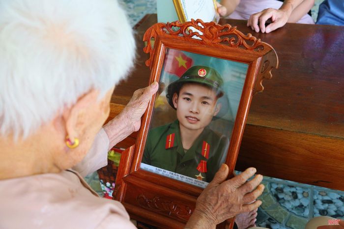Nỗi đau chất chứa trong đôi mắt đang mờ dần của mẹ Nguyễn Thị Thảo khi con trai mẹ đã hy sinh.
