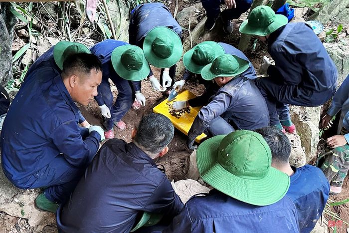Việc tìm kiếm, quy tập hài cốt liệt sĩ hy sinh trên đất bạn Lào gặp nhiều khó khăn do địa hình hiểm trở, thời tiết khắc nghiệt và thời gian đã làm phai mờ nhiều dấu vết.