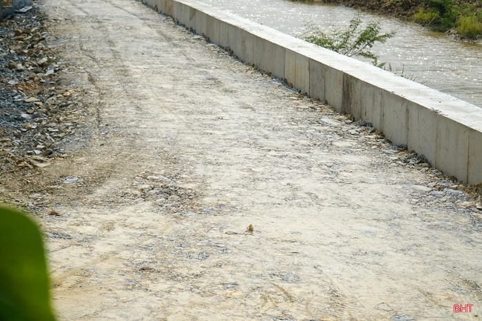Sau nhiều kiến nghị của người dân về việc đi lại khó khăn, đơn vị thi công đã hoàn thành phần nền đường; các công đoạn hoàn thiện mặt đường đang được triển khai.