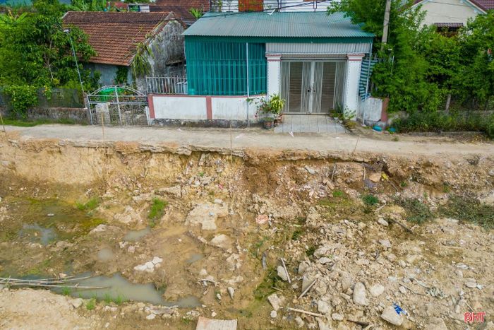 Để phục vụ thi công kè, phần lớn đoạn đường dân sinh dọc tuyến kênh đã bị đào bóc, chỉ còn lối đi hẹp cho người dân qua lại.