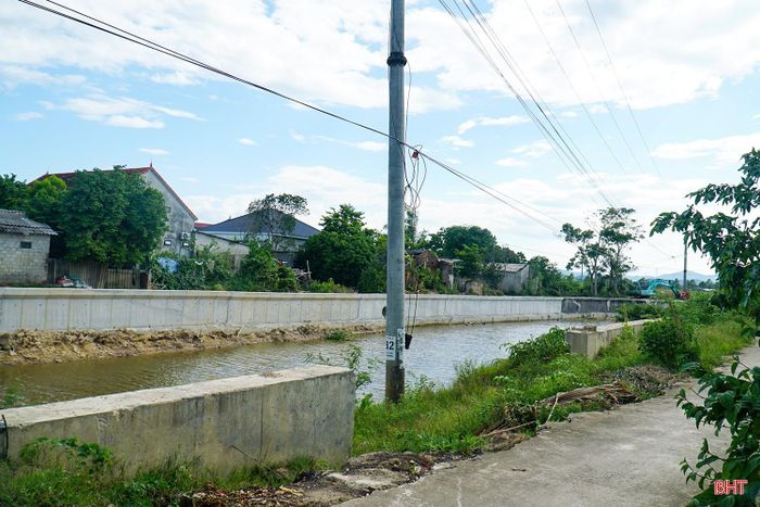 Nhiều vị trí kè chưa được thi công do khó khăn về giá và cột điện chưa được di dời.