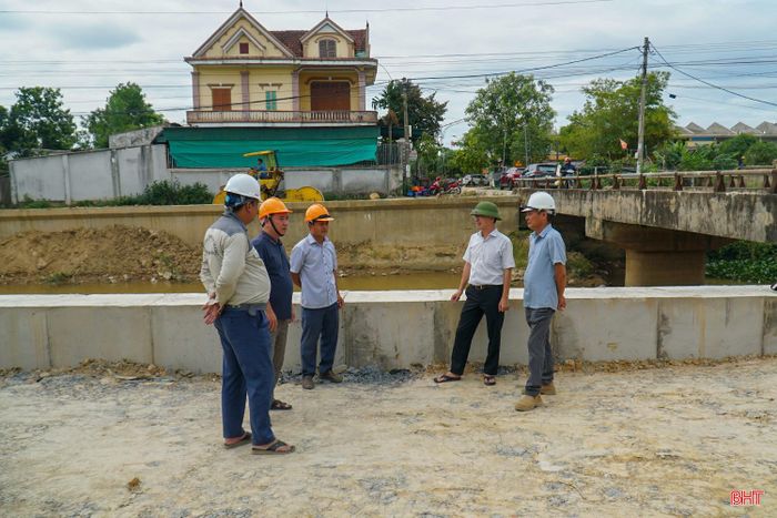 Cán bộ Ban Quản lý dự án đầu tư xây dựng công trình nông nghiệp và phát triển nông thôn Hà Tĩnh kiểm tra, đôn đốc tiến độ thi công tại tuyến kênh 19/5.