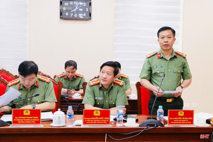 Lãnh đạo Công an tỉnh báo cáo công tác xây dựng Đảng 6 tháng đầu năm.