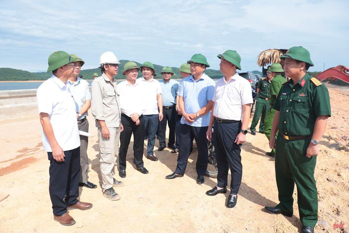 Chủ tịch UBND tỉnh Phan Thiên Định nghe báo cáo tiến độ triển khai dự án tăng cường khả năng thoát lũ hạ du hồ Kẻ Gỗ.