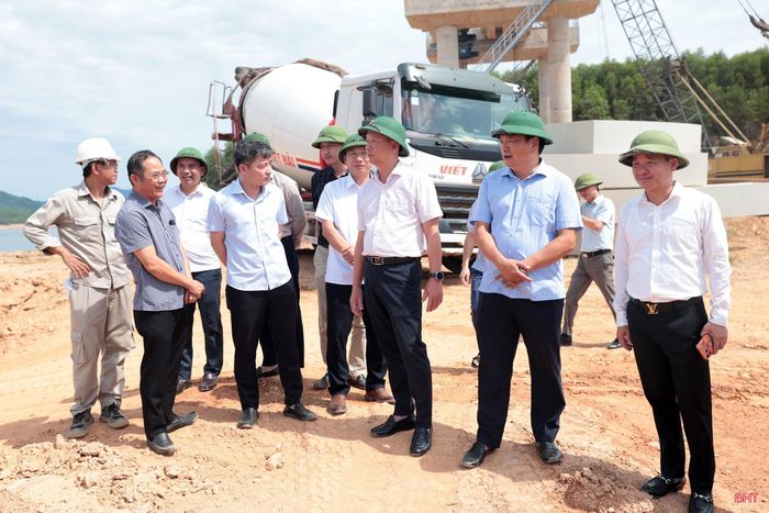 Chủ tịch UBND tỉnh đề nghị chủ đầu tư, đơn vị thi công tập trung đẩy nhanh tiến độ dự án tăng cường thoát lũ hạ du hồ Kẻ Gỗ.