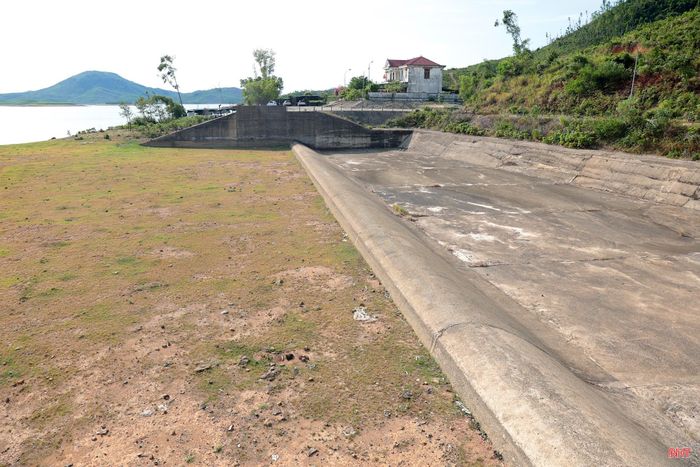 Chủ tịch UBND tỉnh Phan Thiên Định và đoàn kiểm tra công tác đảm bảo an toàn công trình hồ Sông Rác.