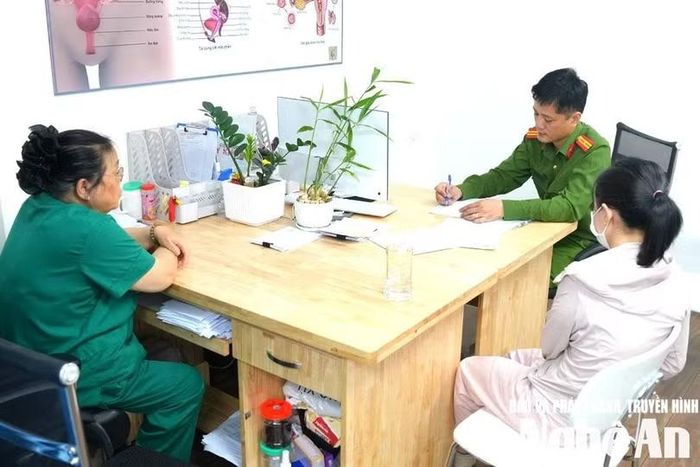 Cơ quan công an làm việc với những người liên quan. Ảnh: Trọng Tuấn