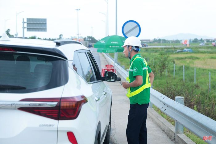 Nhân viên Công ty thu phí tự động VETC hỗ trợ tài xế xử lý các sự cố trong quá trình thanh toán phí cao tốc.