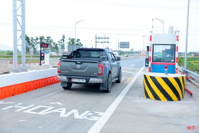 Phương tiện lưu thông thuận lợi qua trạm thu phí đặt ở nút giao tại xã Toàn Lưu, tỉnh Hà Tĩnh.
