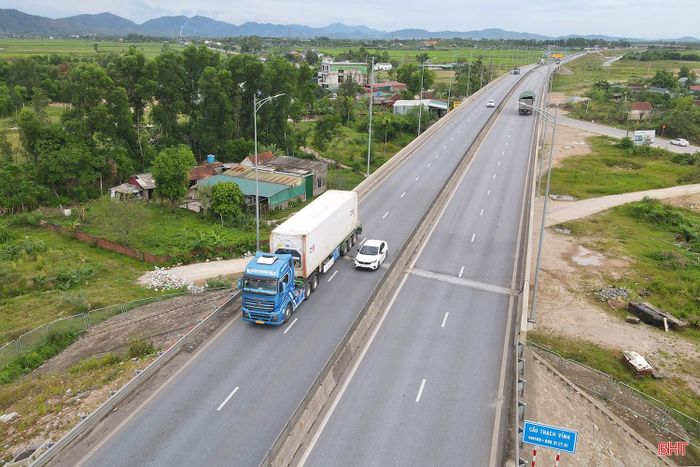 Các phương tiện lưu thông trên cao tốc qua Hà Tĩnh.