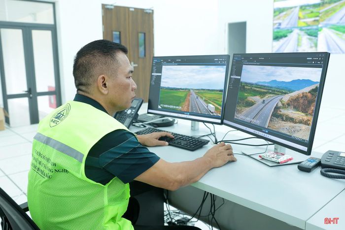 Nhân viên Công ty Thu phí tự động VETC điều hành chung công tác thu phí tại Trung tâm điều hành TMC ở nút giao Cẩm Quan.