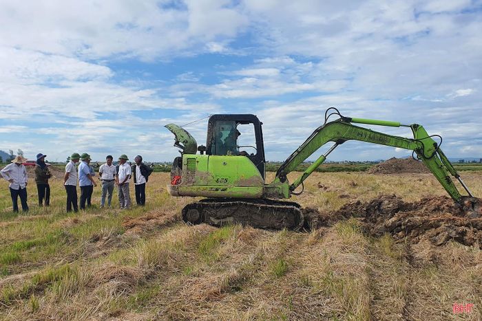 Các vướng mắc, khó khăn trong quá trình triển khai tập trung, tích tụ ruộng đất tại xã Lộc Hà luôn được cán bộ xã tiếp thu, giải quyết.
