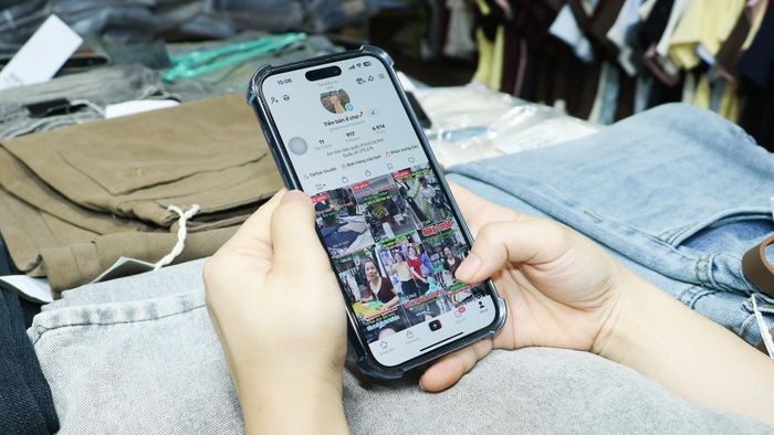 Dù chỉ mới xây kênh gần 2 tháng nhưng hiện cả 2 nền tảng Facebook và Tiktok của tôi đã có hàng nghìn lượt người theo dõi. Và từ vài chục lượt xem ban đầu, nhiều clip ghi lại cảnh sinh hoạt ở chợ, giới thiệu mặt hàng mới đã đạt 60.000 - 70.000 lượt xem. Các phiên livestream cũng có nhiều khách hàng tương tác, hỏi giá và đặt mua sản phẩm ngay trên sóng.