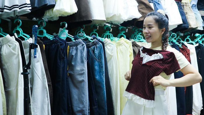 Điều thay đổi lớn nhất sau khi đưa sạp hàng lên các trang mạng xã hội là tôi tư vấn và chủ động công khai giá để khách hàng thấy rằng đi chợ không nhất thiết lúc nào cũng phải trả giá nhiều lần mới mua được món đồ phù hợp.